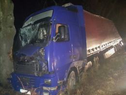 Tirem wjechał w drzewo. Dostał mandat i zablokował ulicę na kilkanaście godzin