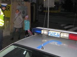 Policjanci nagradzają odblaskami
