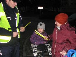 Policjanci nagradzają odblaskami