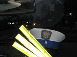 Policjanci nagradzają odblaskami