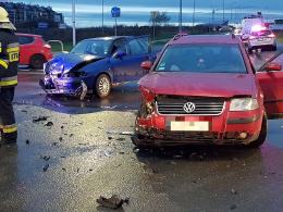 Dwa pojazdy zderzyły się na Alei Solidarności w Opolu, są ranni.