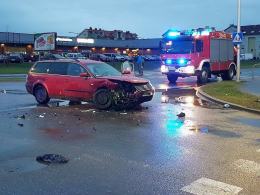 Dwa pojazdy zderzyły się na Alei Solidarności w Opolu, są ranni.