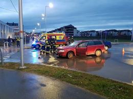 Dwa pojazdy zderzyły się na Alei Solidarności w Opolu, są ranni.