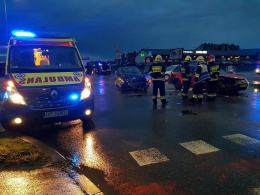 Dwa pojazdy zderzyły się na Alei Solidarności w Opolu, są ranni.