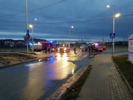 Dwa pojazdy zderzyły się na Alei Solidarności w Opolu, są ranni.