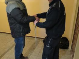 Włamywał się do samochodów i salonów fryzjerskich, usłyszał zarzuty