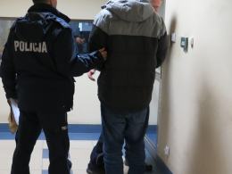Włamywał się do samochodów i salonów fryzjerskich, usłyszał zarzuty