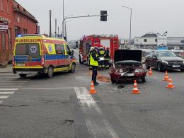 Kolizja dwóch pojazdów na skrzyżowaniu Wiejskiej z Oleską w Opolu.