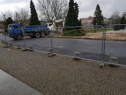 Przed Teatrem Kochanowskiego rozpoczęły się prace. Droga jest zamknięta.