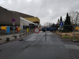 Przed Teatrem Kochanowskiego rozpoczęły się prace. Droga jest zamknięta.