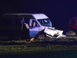 Tragiczne zderzenie osobówki z busem, 13 osób poszkodowanych