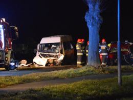 Tragiczne zderzenie osobówki z busem, 13 osób poszkodowanych