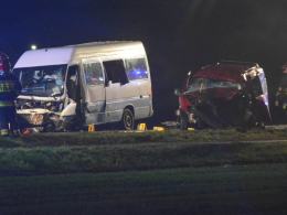 Tragiczne zderzenie osobówki z busem, 13 osób poszkodowanych