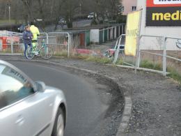 Auto spadło z kładki na Niemodlińskiej