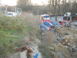 Auto spadło z kładki na Niemodlińskiej