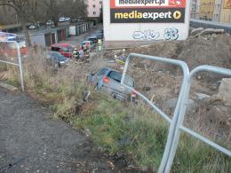 Auto spadło z kładki na Niemodlińskiej