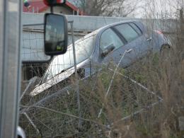 Auto spadło z kładki na Niemodlińskiej
