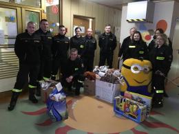 Strażacy ochotnicy małym pacjentom