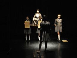Teatralna rozgrzewka Wielkiej Orkiestry Świątecznej Pomocy