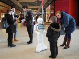 W opolskich centrach handlowych kwestują... roboty