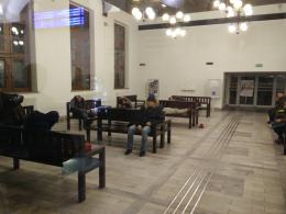 Poczekalnia na dworcu kolejowym - dla podróżnych czy bezdomnych?