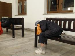 Poczekalnia na dworcu kolejowym - dla podróżnych czy bezdomnych?
