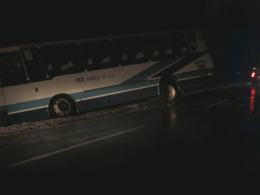 Strzelce Opolskie: Silny wiatr zepchnął autobus do rowu