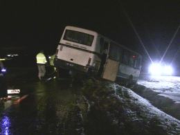 Strzelce Opolskie: Silny wiatr zepchnął autobus do rowu