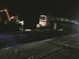 Strzelce Opolskie: Silny wiatr zepchnął autobus do rowu