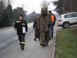 W Opolu-Winowie trwa wodzenie niedźwiedzia