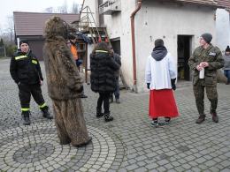 W Opolu-Winowie trwa wodzenie niedźwiedzia