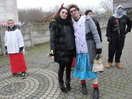 W Opolu-Winowie trwa wodzenie niedźwiedzia