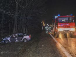 Kolejne auto wypadło z drogi. Jedna osoba ranna w Dąbrowie