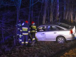 Kolejne auto wypadło z drogi. Jedna osoba ranna w Dąbrowie