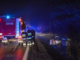 Kolejne auto wypadło z drogi. Jedna osoba ranna w Dąbrowie