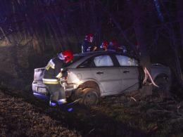 Kolejne auto wypadło z drogi. Jedna osoba ranna w Dąbrowie