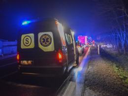 Kolejne auto wypadło z drogi. Jedna osoba ranna w Dąbrowie