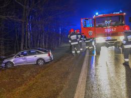 Kolejne auto wypadło z drogi. Jedna osoba ranna w Dąbrowie