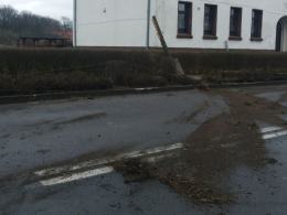 Biestrzykowice: 20-latek wypadł z drogi i złamał słup energetyczny