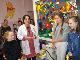 Sprzęt dla szpitala kupili za pieniądze... ze szkolnego kiermaszu