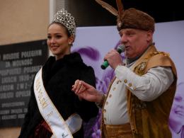 Pół tysiąca maturzystów zatańczyło poloneza na opolskim rynku
