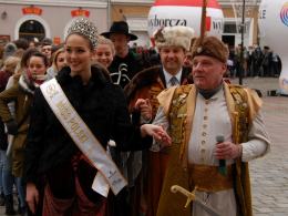 Pół tysiąca maturzystów zatańczyło poloneza na opolskim rynku