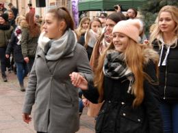 Pół tysiąca maturzystów zatańczyło poloneza na opolskim rynku