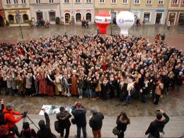 Pół tysiąca maturzystów zatańczyło poloneza na opolskim rynku
