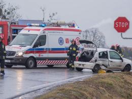 79-latek doprowadził do wypadku na obwodnicy Grodkowa. Został ranny