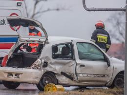 79-latek doprowadził do wypadku na obwodnicy Grodkowa. Został ranny