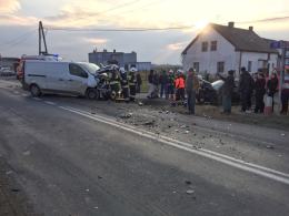 Dwie osoby ranne po uderzeniu busa w samochody osobowe