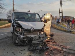 Dwie osoby ranne po uderzeniu busa w samochody osobowe
