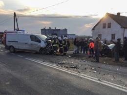 Dwie osoby ranne po uderzeniu busa w samochody osobowe