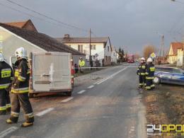 Dwie osoby ranne po uderzeniu busa w samochody osobowe